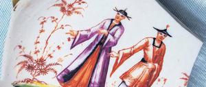 Transfer aus Fernost. Nachdem am sächsischen Hof zu Beginn des 18. Jahrhunderts das Geheimnis der Porzellanherstellung endlich gelüftet war, wurden auch die Motive aus dem Fernen Osten importiert. Die Scherbe mit den Chinoiserien gehört zu einem Service aus Meißen aus dem 18. Jahrhundert. 