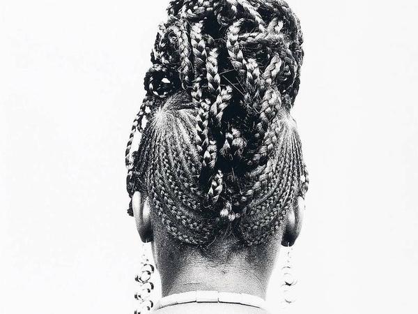 Botschaft am Hinterkopf. Seit den Fünfzigerjahren dokumentiert der Fotograf J. D.’Okhai Ojeikere in Afrika Hunderte von Flechtfrisuren.