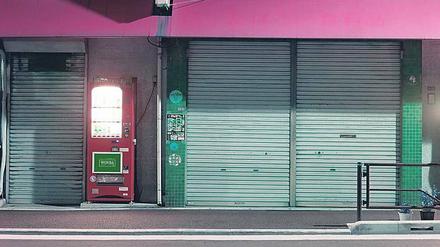 Farbholzschnitt reloaded.. Der Fotograf Benedikt Partenheimer nahm in Tokio eine Serie von Verkaufsautomaten auf.