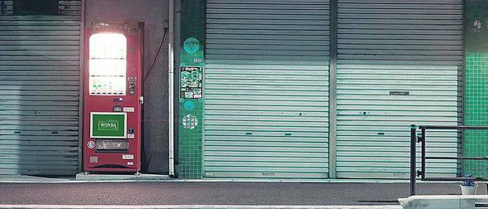 Farbholzschnitt reloaded.. Der Fotograf Benedikt Partenheimer nahm in Tokio eine Serie von Verkaufsautomaten auf.