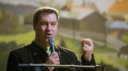 Bayerns Ministerpräsident Markus Söder nutzte in der Vergangenheit den Begriff „Asyltourismus“ - hier ist er im Bierzelt zu sehen. 