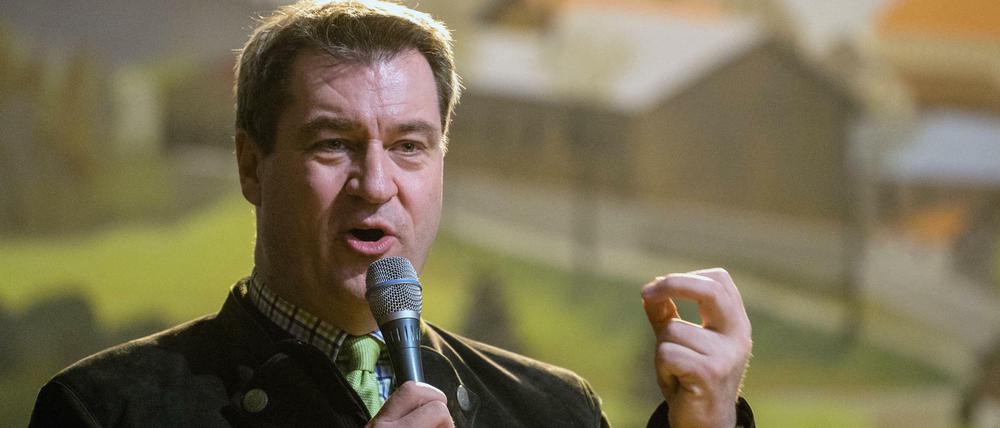 Bayerns Ministerpräsident Markus Söder nutzte in der Vergangenheit den Begriff „Asyltourismus“ - hier ist er im Bierzelt zu sehen. 