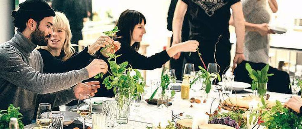 Erstmal fühlen. Wer bei Inés Lauber speist, erarbeitet sich sein Essen, lernt etwas über nachhaltige Lebensmittel, heilende Kräuter. Als Dinner ein sensorisches Erlebnis, wie hier, beim Supperclub im Contemporary Foodlab. 
