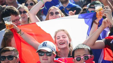  Französische Fans jubeln auf der Berliner Fanmeile.