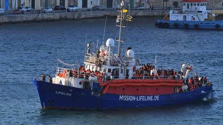 Das Flüchtlings-Rettungsschiff der deutschen Hilfsorganisation «Lifeline» erreicht den Hafen von Valletta. 
