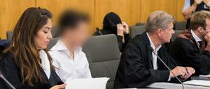 Die Angeklagten (2.v.l, 3.v.l) sitzen im Gerichtssaal neben ihren Anwälten Gönül Üstebay (l) und Hans Reinhardt (4.v.l). 