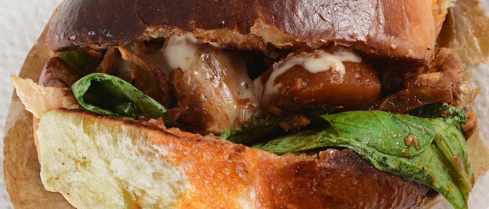 Sechs Euro kostet das gefüllte Milchbrötchen an Lirons Stand.