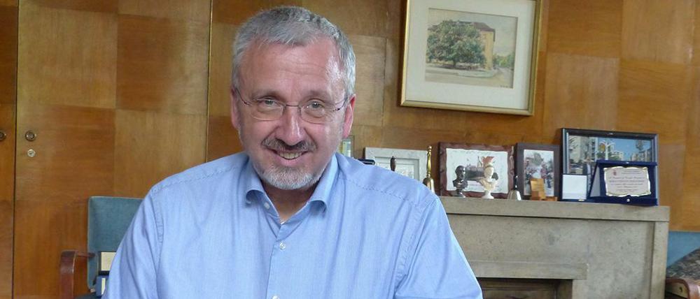 Der Vorsteher der Bezirksverordnetenversammlung Steglitz-Zehlendorf, René Rögner-Francke, an seinem Schreibtisch im Rathaus Zehlendorf.