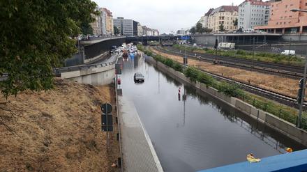 Pfütze am Morgen. Dieses Foto schickte uns Tagesspiegel-Leser Christoph Erbslöh von der Brücke an der Knobelsdorffstraße.