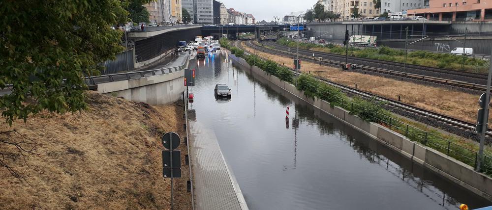 Pfütze am Morgen. Dieses Foto schickte uns Tagesspiegel-Leser Christoph Erbslöh von der Brücke an der Knobelsdorffstraße.