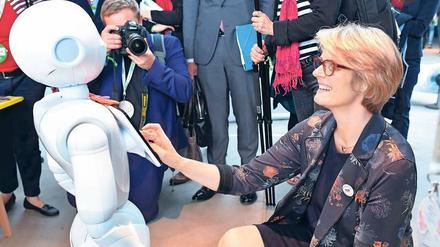 Forschung zum Anfassen. Bundesbildungsministerin Anja Karliczek (CDU) zählt Wissenschaftskommunikation zu ihren drei politischen Prioritäten. Wissenschaftler sollten gegenüber der Gesellschaft Rechenschaft ablegen. 