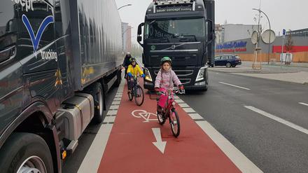 Von der Intiative Changing Cities gestellte Szene: So fühlen sich Kinder auf der „Fahrrad-Weiche“ an der Holzmarktstraße in Mitte.