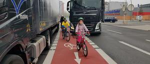 Von der Intiative Changing Cities gestellte Szene: So fühlen sich Kinder auf der „Fahrrad-Weiche“ an der Holzmarktstraße in Mitte.