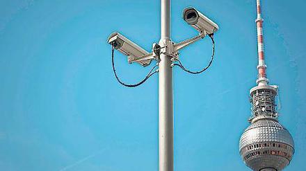 Mit Sicherheit umstritten. Zwei Videokameras in Mitte.