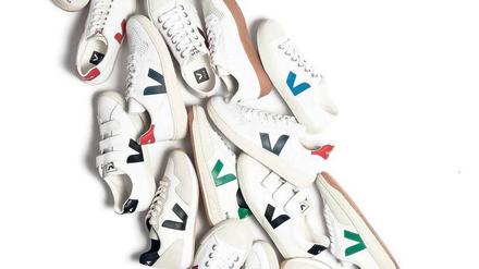 Auf Wanderschaft. Die Turnschuhe der französischen Marke Veja sollen bis 2020 fast komplett aus nachhaltigen Materialien bestehen. Wie schwierig das ist, erzählte Gründer Sébastien Kopp auf der grünen Messe im Greenshowroom. 