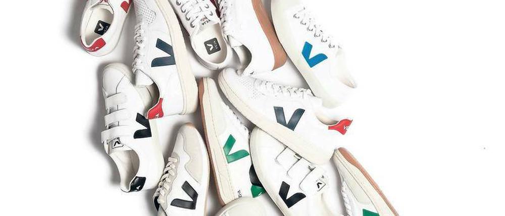 Auf Wanderschaft. Die Turnschuhe der französischen Marke Veja sollen bis 2020 fast komplett aus nachhaltigen Materialien bestehen. Wie schwierig das ist, erzählte Gründer Sébastien Kopp auf der grünen Messe im Greenshowroom.