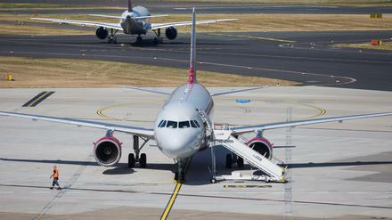 Ein Flugzeug steht auf dem Flughafen Düsseldorf auf dem Vorfeld. 