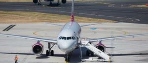 Ein Flugzeug steht auf dem Flughafen Düsseldorf auf dem Vorfeld. 