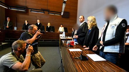 Der wegen Kindesmissbrauchs angeklagte Lebensgefährte (r) und die angeklagte Mutter (4.v.r) stehen im Juni in einem Saal des Landgerichts. 