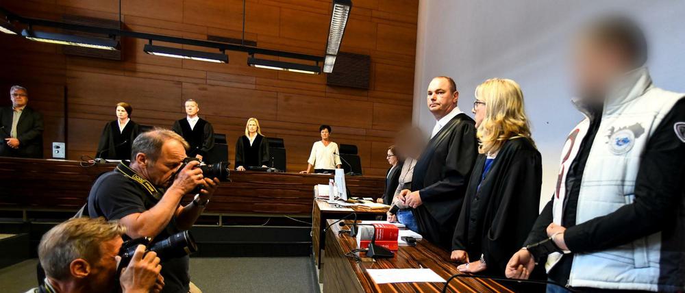 Der wegen Kindesmissbrauchs angeklagte Lebensgefährte (r) und die angeklagte Mutter (4.v.r) stehen im Juni in einem Saal des Landgerichts.