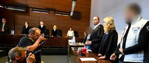 Der wegen Kindesmissbrauchs angeklagte Lebensgefährte (r) und die angeklagte Mutter (4.v.r) stehen im Juni in einem Saal des Landgerichts. 