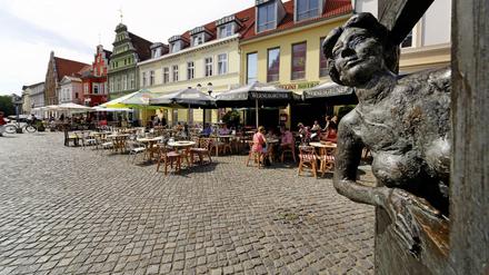 In Greifswald – hier ein Blick auf den Marktplatz – studiert es sich gut. Die Wege sind kurz, die ist Ostsee nah.  