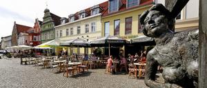 In Greifswald – hier ein Blick auf den Marktplatz – studiert es sich gut. Die Wege sind kurz, die ist Ostsee nah.  