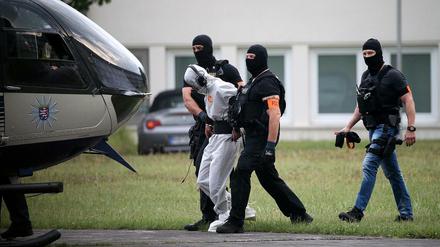 Ali B., der Tatverdächtige im Todesfall Susanna, wird von Beamten einer polizeilichen Spezialeinheit aus dem Justizzentrum zu einem Polizeihubschrauber gebracht.