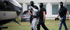 Ali B., der Tatverdächtige im Todesfall Susanna, wird von Beamten einer polizeilichen Spezialeinheit aus dem Justizzentrum zu einem Polizeihubschrauber gebracht.