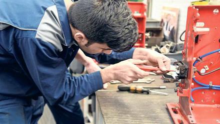 Glück gehabt. Mahmoud Al Abdulah aus Aleppo in Syrien hat in der Ausbildungswerkstatt der Deutschen Bahn in Schöneweide eine Berufsausbildung beginnen können. 