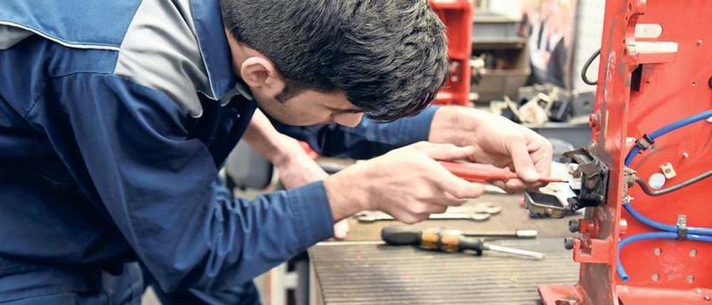 Glück gehabt. Mahmoud Al Abdulah aus Aleppo in Syrien hat in der Ausbildungswerkstatt der Deutschen Bahn in Schöneweide eine Berufsausbildung beginnen können. 