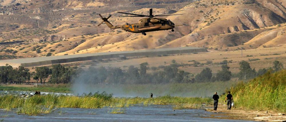 Beim See Genezareth suchen israelische Soldaten nach den Überresten einer Drohne, die den Luftraum verletzt haben soll.