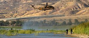 Beim See Genezareth suchen israelische Soldaten nach den Überresten einer Drohne, die den Luftraum verletzt haben soll.