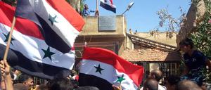 Syrische Flaggen in der Provinz Daraa (Symbolfoto).