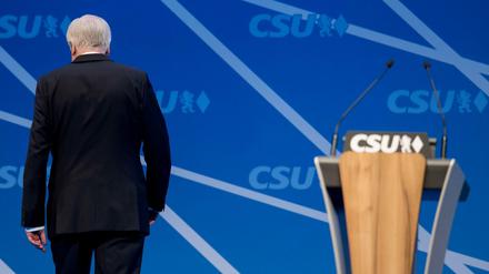 Der CSU-Vorsitzende und bayerische Ministerpräsident Horst Seehofer verlässt beim CSU-Parteitag nach seiner Rede die Bühne. Drei Monate vor der Landtagswahl in Bayern ist die Stimmung in der CSU so schlecht wie lange nicht mehr. Das Verhältnis zwischen der Partei und ihrem Chef Seehofer ist extrem angespannt. 