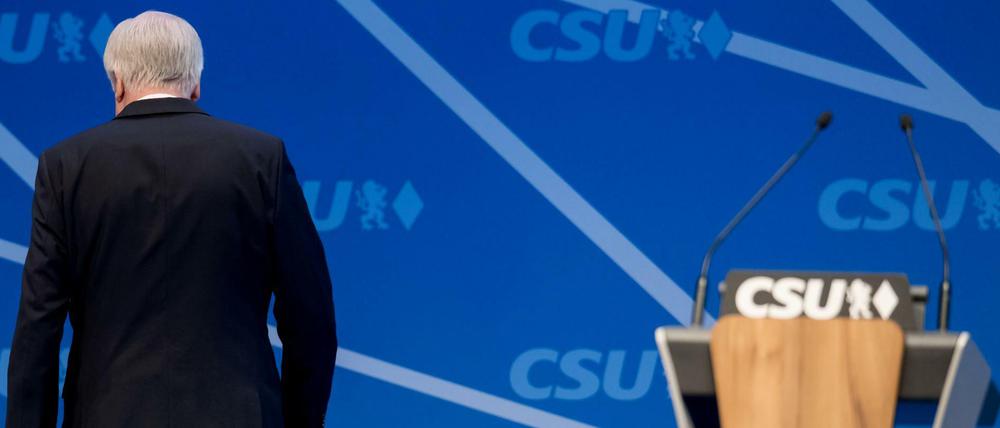 Der CSU-Vorsitzende und bayerische Ministerpräsident Horst Seehofer verlässt beim CSU-Parteitag nach seiner Rede die Bühne. Drei Monate vor der Landtagswahl in Bayern ist die Stimmung in der CSU so schlecht wie lange nicht mehr. Das Verhältnis zwischen der Partei und ihrem Chef Seehofer ist extrem angespannt.