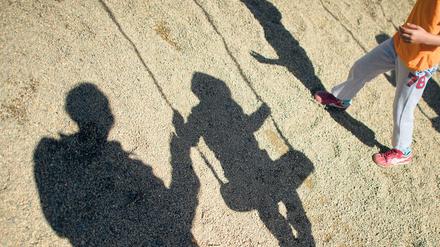 Eine Familie auf einem Spielplatz (Symbolbild)