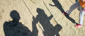 Eine Familie auf einem Spielplatz (Symbolbild)