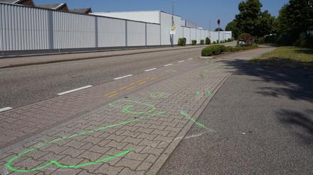 Mit grünen Markierungen hat die Polizei in Gaggenau Spuren des Verkehrsunfalls gekennzeichnet.