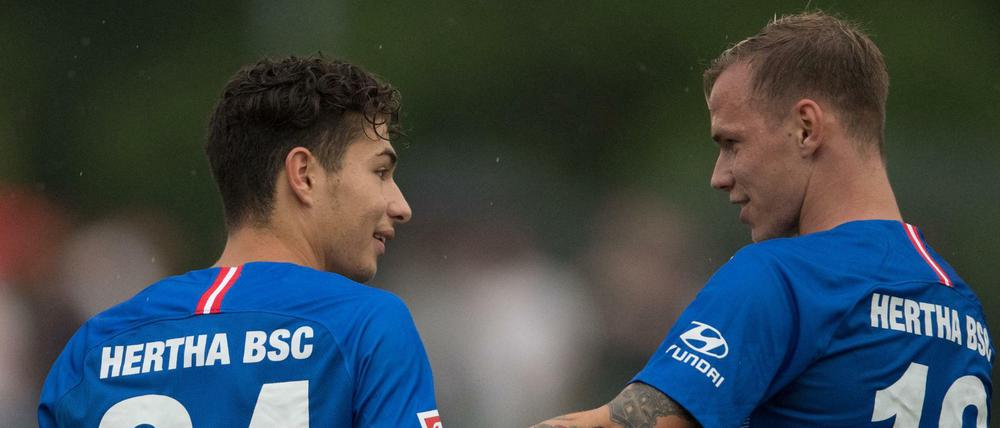 Maurice Covic (l), und Ondrej Duda beim Testspiel gegen Dukla Prag in Neuruppin.