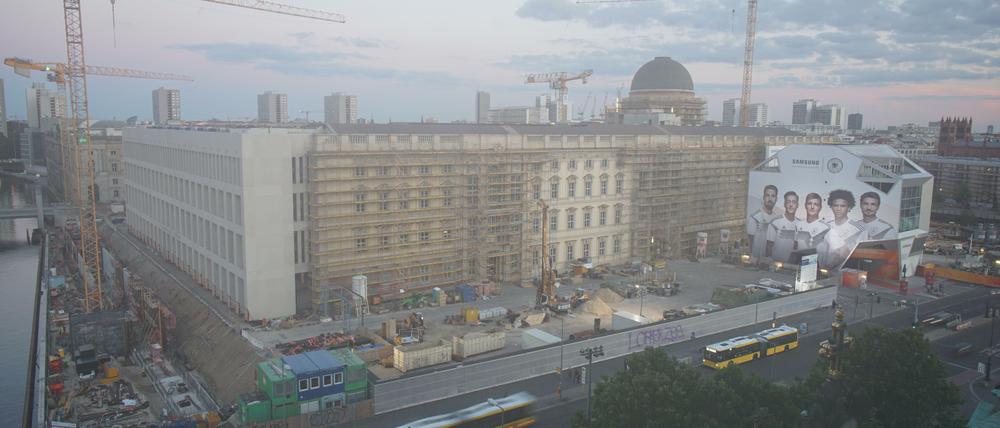 Blick durch die Webcam. Tag für Tag zeichnet eine Kamera den Baufortschritt des Humboldt-Forums auf. Dabei auch die Veränderungen auf der Oberfläche der Humboldt-Box, die als riesiger Werbeträger dient. Hier mit Spielern der deutschen Fußball-Nationalmannschaft. 
