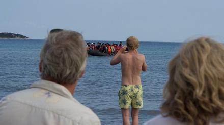Zwei Welten treffen aufeinander: Familie Hennings – dargestellt von Wolfram Koch (links), Bruno Alexander und Juliane Köhler – wird Zeuge, wie ein Flüchtlingsboot am Strand von Marathon landet. Später zurück in Deutschland entscheidet sich die Familie, selbst einen Geflüchteten aufzunehmen. 