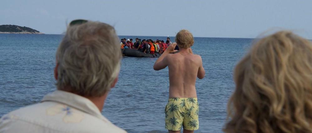 Zwei Welten treffen aufeinander: Familie Hennings – dargestellt von Wolfram Koch (links), Bruno Alexander und Juliane Köhler – wird Zeuge, wie ein Flüchtlingsboot am Strand von Marathon landet. Später zurück in Deutschland entscheidet sich die Familie, selbst einen Geflüchteten aufzunehmen.