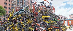 Kein Vorbild: Eingesammelte Leihfahrräder in Shanghai 