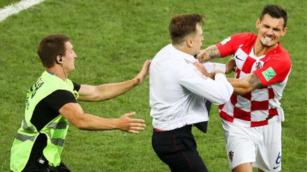 Dejan Lovren stoppt eiunen Flitzer von Pussy Riot.