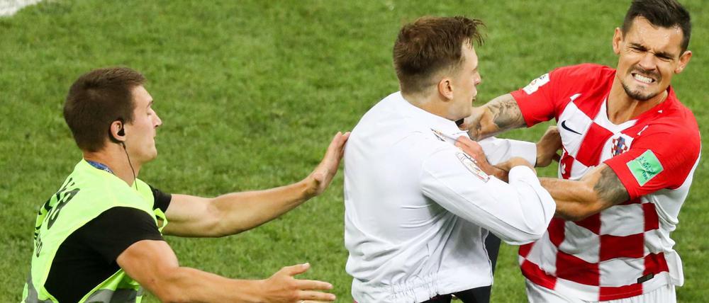 Dejan Lovren stoppt eiunen Flitzer von Pussy Riot.