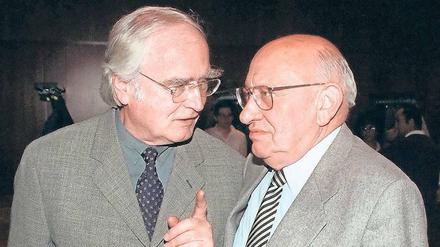 Sechs Jahre vor dem Knall. Martin Walser (l.) im Gespräch mit Marcel Reich-Ranicki, den er 2002 in „Tod eines Kritikers“ sterben ließ.