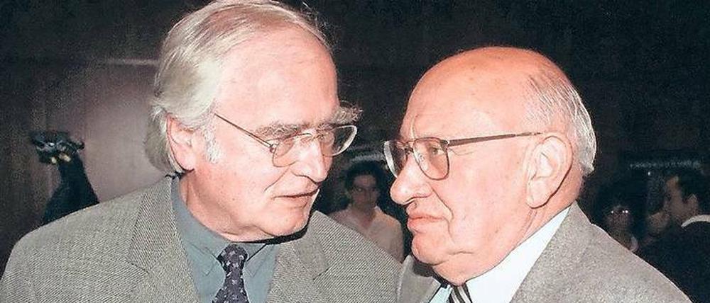 Sechs Jahre vor dem Knall. Martin Walser (l.) im Gespräch mit Marcel Reich-Ranicki, den er 2002 in „Tod eines Kritikers“ sterben ließ.