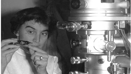 Dr. Cilly Weichan mit Elektronenmikroskop 1956