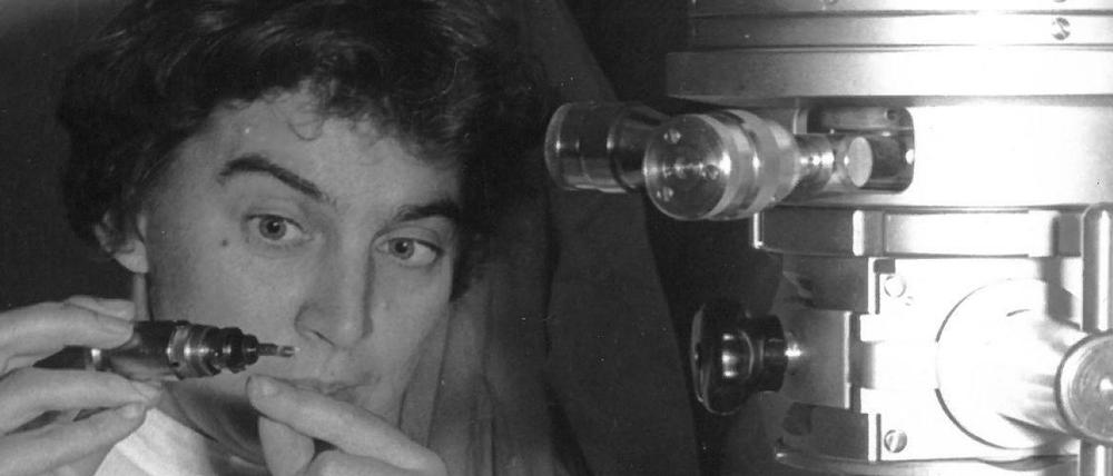 Dr. Cilly Weichan mit Elektronenmikroskop 1956